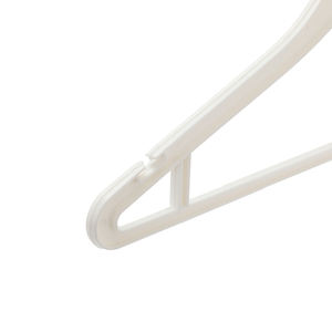 Organisateur de vêtements en plastique fin et antidérapant avec encoches pour hôtels, nettoyers à sec et sacs de rangement – Léger et peu encombrant - Product Image 6