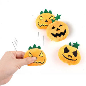 Jouet à mâcher écologique en peluche en forme de tête de citrouille avec plumes et couineur pour chiens - Thème Halloween - Product Image 3