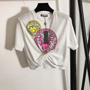 2022 Zomer Nieuwe Vrouwen Korte T-shirt Brief Print Metalen Grote Pin Decoratie Taille Collectie Casual En Veelzijdige