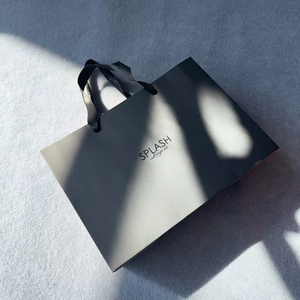 Bolsas de papel negro de lujo al por mayor, bolsas de regalo con asa de cinta de satén negra y logotipo UV personalizado para ropa, ropa interior y boutiques. - Product Image 5
