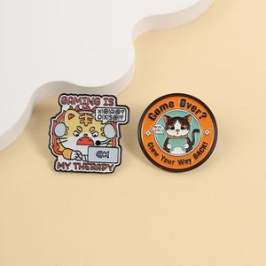 Broches créatives uniques en gros, motif chaton de dessin animé, accessoires mignons en métal, badges représentant un chat jouant, souvenirs - Product Image 3