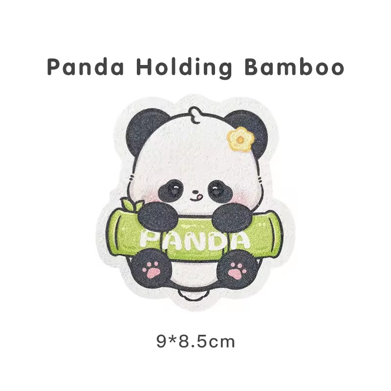 Panda tenant du bambou