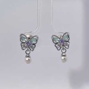 Boucles d'oreilles classiques pour femmes en forme de papillon, en zircon cubique de couleur bleu clair, imitation perle, plaqué or sur la base en laiton, de la marque Tianyu Gems - Product Image 6