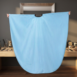 Cape de barbier unisexe en polyester durable à rayures bleu ciel, imperméable, imprimée numériquement, couleur et taille personnalisables pour salons de coiffure - Product Image 3