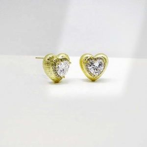 Pendientes minimalistas de plata de ley 925 con circonita para mujer, clásicos, hermosos, pequeños, con corazón de oro de 14k, para verano. - Product Image 4