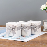 Boîte cadeau blanche avec nœud en ruban argenté, emballage exquis pour les cadeaux de fêtes et d'anniversaires