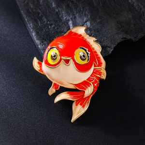 Broches de luxe pour femmes, broches de créateur personnalisées, en forme de <span class=keywords><strong>petit</strong></span> <span class=keywords><strong>poisson</strong></span> <span class=keywords><strong>rouge</strong></span>, en cristal de strass, plaquées or, de la marque Weiman - Product Image 2
