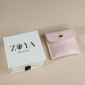 Petite boîte à bijoux personnalisée en microfibre avec sac pour organiser et présenter des colliers et des boucles d'oreilles - Product Image 5