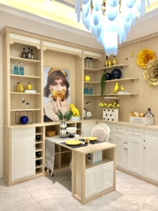 Quadro su Tela Minimalista con Farfalla e Cornice in Lega d'Alluminio Dorata, Arte Moderna per Casa e Ufficio - Product Image 3