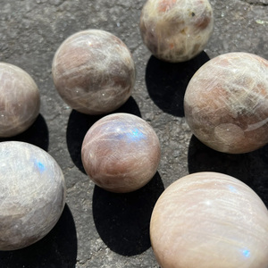 Sphères de cristal de pierre de soleil bleue et de pierre de lune polies de haute qualité avec or pour la méditation et la décoration en cristal - Product Image 1