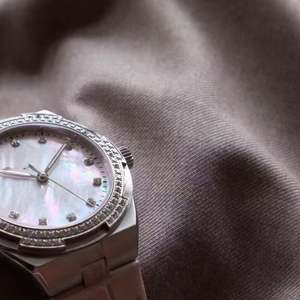 นาฬิกากันน้ำใหม่ คริสตัลแซฟไฟร์ โครโนกราฟ สไตล์โบราณ เรียบง่าย แฟชั่น กีฬา ธุรกิจ ลายการ์ตูน ตัวชี้โลหะผสม ขนาดใหญ่ สายสแตนเลส - Product Image 6