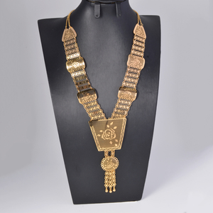 Collar bohemio de oro fino de 18 quilates, ligero, con flecos de cuentas de filigrana de rosa hueca en forma de trapezio, pulido y antideslustre. - Product Image 1