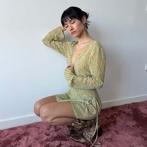 Robe en mousseline de soie imprimée pour femmes, col en V profond, extensible, mini, pour la plage et les vacances - Product Image 2