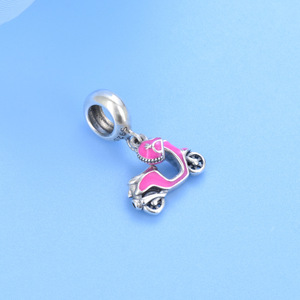 Bonito Colgante <span class=keywords><strong>de</strong></span> Casco <span class=keywords><strong>de</strong></span> Motocicleta/Scooter <span class=keywords><strong>de</strong></span> Plata <span class=keywords><strong>de</strong></span> Ley 925 con Esmalte Rosa, Compatible con Pulseras y Collares <span class=keywords><strong>Originales</strong></span> - Product Image 3