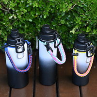 Botol Air Terisolasi 64oz, Wadah Air Dinding Ganda Setengah Galon dengan Pegangan Tali Paracord & Tutup Sedotan