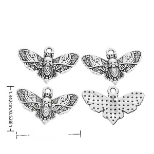 Colgante de calavera de polilla muerta de aleación de zinc plateado antiguo con alas texturizadas para la creación de gargantillas góticas - Product Image 1