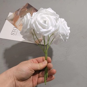 Paquete de 50 Cabezas de Rosas Artificiales Blancas de PE con Tallo, para Manualidades, Ramos, Decoración de Bodas y Fiestas, Suministros para Scrapbooking - Product Image 3