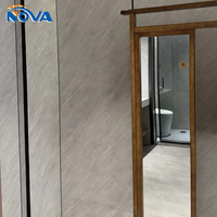 Panneaux muraux SPC imitation terrazzo, imperméables, ignifuges, anti-moisissures, installation facile par emboîtement, design moderne pour hôtel