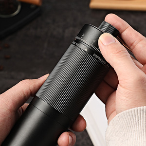 เครื่องบดเมล็ด<span class=keywords><strong>กาแฟ</strong></span><span class=keywords><strong>แบบ</strong></span>มือหมุนอะลูมิเนียม ปรับระดับได้ภายนอก พร้อมแกนสแตนเลส ดีไซน์เรียบง่าย - Product Image 4