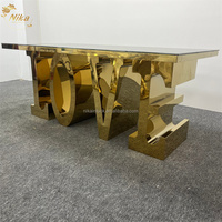Table de salle à manger NIKA de luxe avec lettres dorées brillantes LOVE, structure en acier inoxydable et plateau en verre, idéale pour les mariages, les événements et les fêtes