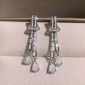 Boucles d'oreilles pendantes de luxe en argent 925 plaqué or blanc avec cristaux, bijoux de soirée pour femme, forme goutte d'eau, sertissage en canal, strass - Product Image 4