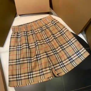 Pantalones cortos de diseño a cuadros, estilo casual y de lujo, resistentes al agua, para verano, playa, deportes, estilo vintage Burberry, color caqui, para hombre. - Product Image 1