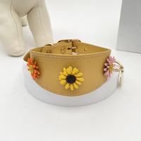 Collier pour chien en cuir jaune moutarde avec fleurs marguerites orange et roses, centre tournesol, boucle à strass, étiquette suspendue, réglable