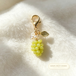 Lindo llavero acrílico de uva verde, estilo mini fruta con hoja y decoración de perlas de imitación, llavero de moda para bolso, regalo para mujer - Product Image 1