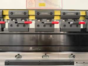 शक्तिशाली स्वचालित 130 टी प्रेस ब्रेक, लिंगजी वी67k मानक हाइड्रोलिक सीएनसी मशीन धातु के लिए - Product Image 3