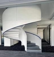 Escalier droit en acier et bois de luxe pour villa et appartement, avec garde-corps en verre courbé, personnalisable en gros, de haute qualité et au design moderne