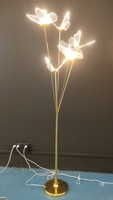 Décorations de papillons de mariage avec toile de fond dorée Lampe de sol à source de lumière LED blanc chaud et blanc froid et lumières papillons