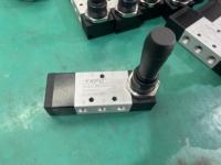 Vanne à levier pneumatique manuelle en alliage d'aluminium 4HA230E-08 à retour par ressort, centre fermé, échappement, levier de 1/4 pouce, 5/3