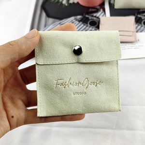 Bolsa de Terciopelo Personalizada con Logotipo, Bolsa de Regalo para Joyería con Cierre de Sobre de Gamuza Sintética - Product Image 4