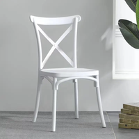 Chaises de salle à manger en plastique de style victorien - Durables, légères, imperméables et écologiques pour une utilisation en extérieur, dans les hôtels et les appartements