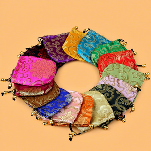Pochette en soie avec cordon de serrage 10*10cm pour le rangement de bijoux et les sacs cadeaux, sacs de rangement pour objets culturels - Product Image 1