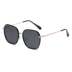 Lunettes de soleil carrées pour femmes Ks-3848, monture noire, verres TAC, protection UV400, utilisation en extérieur - Product Image 4