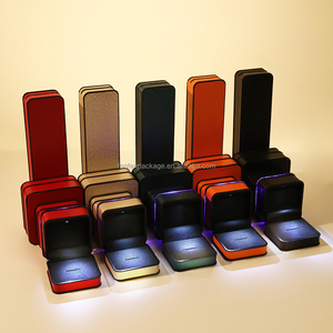 Boîte à bijoux LED en cuir PU bleu <span class=keywords><strong>avec</strong></span> logo estampé or, emballage de luxe pour bijoux, boîtes à bagues personnalisées <span class=keywords><strong>avec</strong></span> lumières - Product Image 1