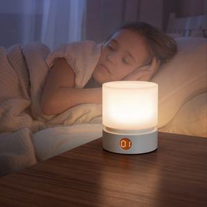 โคมไฟตั้งโต๊ะทรงกระบอกดีไซน์สวยน่ารัก ไฟกลางคืนแบบหรี่แสงได้ ตั้งเวลาได้ ชาร์จผ่านพอร์ต Type-C ชาร์จซ้ำได้ ไฟกลางคืนแบบหมุนได้ - Product Image 1