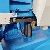 Scie à ruban industrielle semi-automatique pour métaux, moteur et engrenages 5,5 kW, haute sécurité, utilisation facile, faible coût d'exploitation GY4265