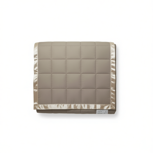 Coperta Minimalista Leggera in Poliestere Trapuntato Tinta Unita per Tutte le Stagioni Rettangolare con Bordo in Raso - Product Image 1