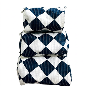 Juego de 3 Bolsas de Maquillaje Cosméticas de Viaje Acolchadas de Algodón con Estampado Artesanal Indio y Cierre de Cremallera - Product Image 1