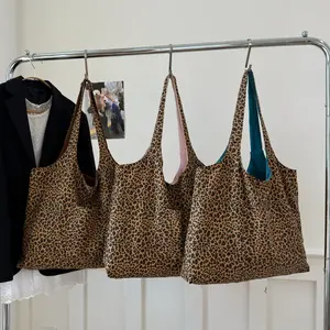 الخريف خمر ليوبارد طباعة جلد الغزال حقائب الكتف للنساء السيدات على الوجهين عارضة فتاة كورية حقيبة يد - Product Image 5