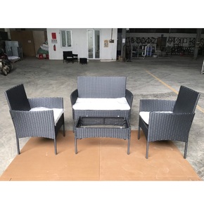 Ensemble de quatre pièces, mobilier de jardin, patio d'extérieur, en osier, en rotin noir, avec Table basse, service de bistrot sur le dessus, en verre - Product Image 1