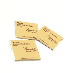 Étiquette de marque métallique de finition en relief de haut classement pour bouteilles de parfum et emballage de bougie Conception de logo convexe concave - Product Image 3