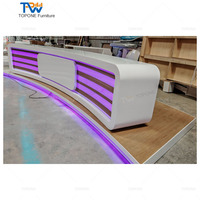 Bureau de diffusion de nouvelles télévisées de studio de musique avec éclairage LED moderne avec plateforme Surface solide Bureau de réception pour hôtel salle de sport école