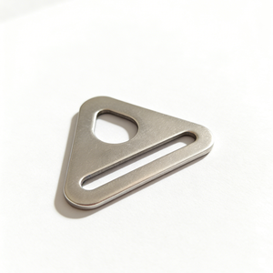 Boucle de connexion triangulaire en acier inoxydable 304 sans soudure avec œillet - Product Image 1
