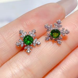 Серебряные серьги-гвоздики с натуральными драгоценными камнями, украшенные изысканным дизайном из пиропа (граната). - Product Image 3