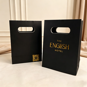 Bolsas de Regalo Personalizadas de Papel Kraft Negro con Asa Troquelada, Logotipo en Lámina Dorada, Impresión de Código QR, Bolsas de Papel de Lujo para Compras y Hoteles, Venta al Por Mayor - Product Image 1