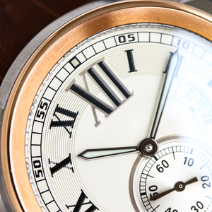 Reloj Versátil para Hombre de Dos Tonos, Fabricado en Suiza: Esfera con Números Romanos, Cronógrafo y Correa con Patrón de Cocodrilo Marrón - Product Image 4