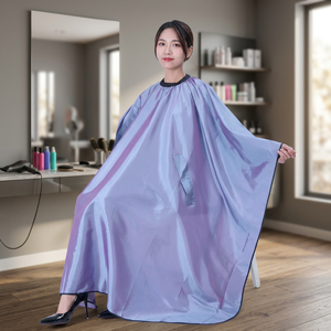 Capa de Barbero Unisex Impermeable Azul Claro con Manos Libres, Detección de Agujas, Fusión Sin Costuras, Impresión por Sublimación, Fabricada para Durar - Product Image 3